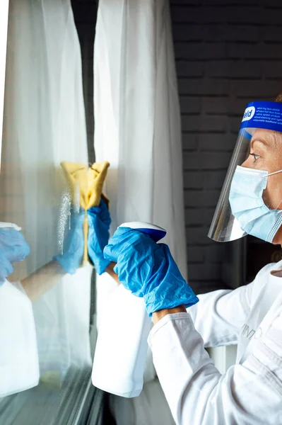 Schoonmaakpersoneel Desinfecteert Het Huis Tegen Virus Draagt Doorzichtig Beschermend Masker — Stockfoto