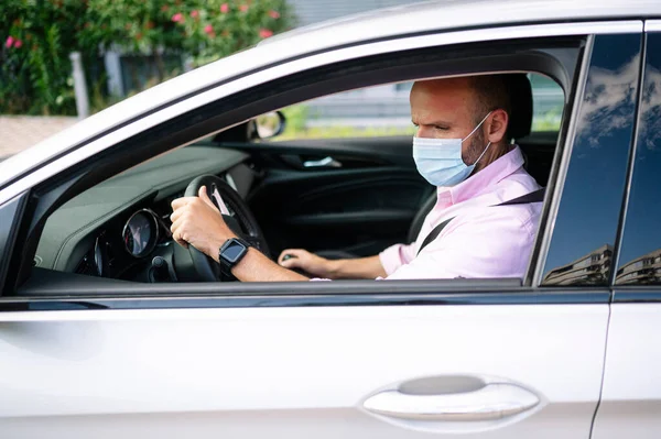 Hombre Conduciendo Coche Con Máscara Protectora —  Fotos de Stock