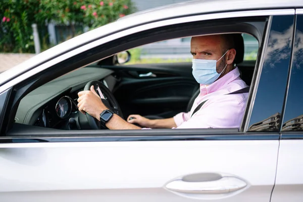 Mand Kører Bil Med Beskyttende Maske - Stock-foto