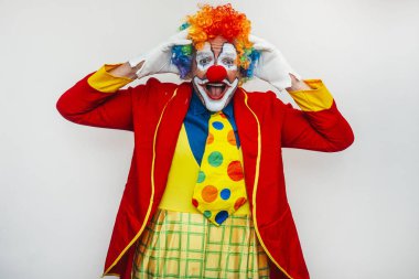 Palyaço kafasını karikatür şokunda tutuyor