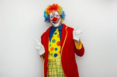 Palyaço iki elini de yana kaldırarak gülümsedi.