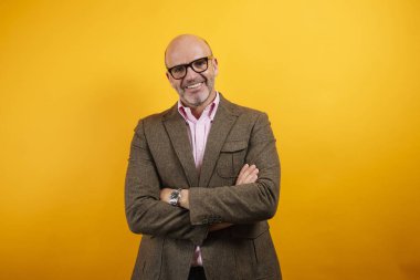 kollarını çapraz gülen adam