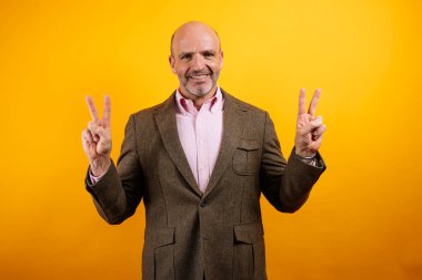 Mutlu adam iki eliyle barış işareti yapıyor..