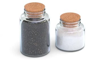 Kahve kavanozu ve tuzluk.