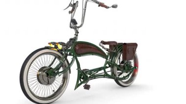 Beyaz arka planda eski elektrikli bisiklet modeli