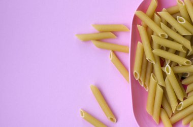 Pembe arka planda makarna