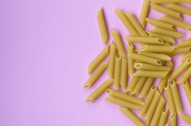 Pembe arka planda makarna