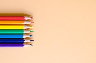 Krem arka planda izole edilmiş renkli kalemler. gökkuşağı renk sırası