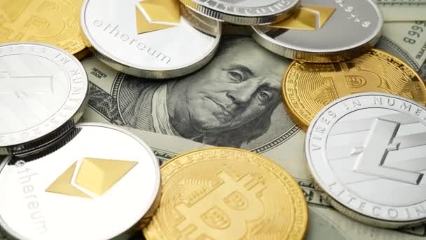 Monedas Bitcoin y Ethereum girando en dólares — Vídeos de Stock