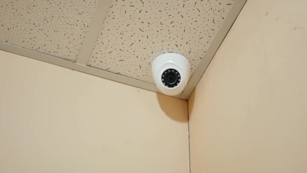 CCTV camera op plafond — Stockvideo