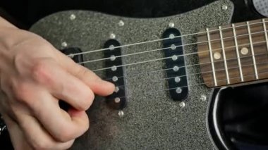 Adam gitaristi elektrik gitar çalmak