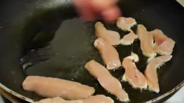 Tavuk eti bir tavada kızarmış