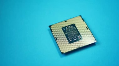 İşlemci yongası üzerinde yeşil arka plan izole Cpu portre