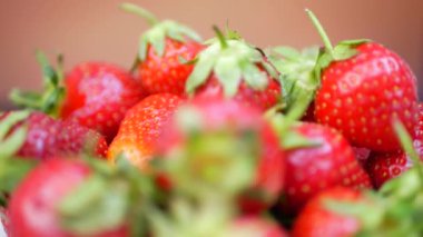 Turuncu arka plan, bir kase taze çilek