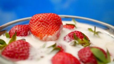 Mavi arka plan, bir kase taze çilek