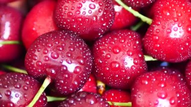 Olgun sulu koyu kırmızı kiraz su damlaları ile Grup