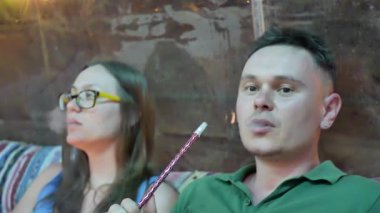 Bir nargile sigara çift