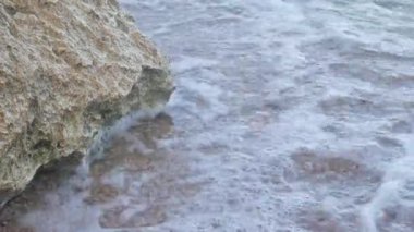 Su deniz ya da okyanus plaj taşlaşmış mercan taşlar ve kayalar