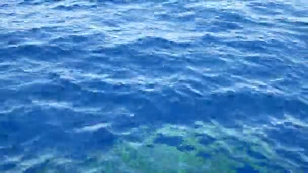 Superficie de agua azul transparente en el mar o el océano con pequeñas olas del viento — Vídeo de stock