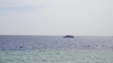 Deniz ya da okyanus mavi su beyaz gemi yat yelken