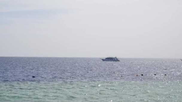 Λευκό πλοίο γιοτ πανιά στο μπλε νερό στη θάλασσα ή Ωκεανός — Αρχείο Βίντεο