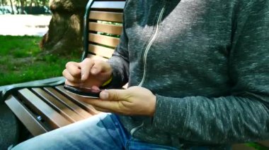 Adam akıllı telefon çalışma