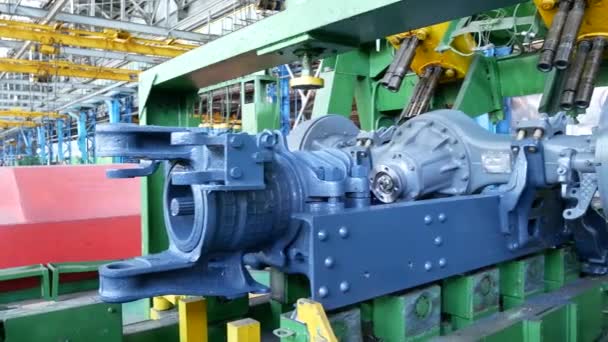 Производство двигателей для тракторов и других крупногабаритных машин на заводе — стоковое видео