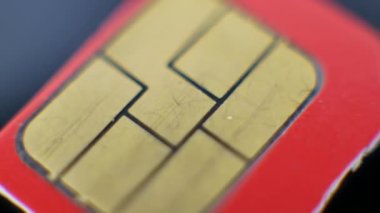 Beyaz nano SIM kartı ve cep telefonu yuvaya