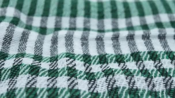 Виробник або дизайнер перевіряє і вибирає через зразки тканин текстиль для виготовлення одягу — стокове відео