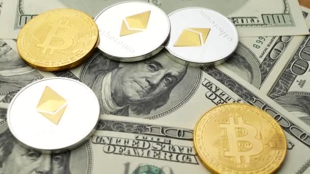 Monete Bitcoin ed Ethereum ruotanti su dollari — Video Stock