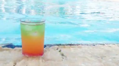 Yüzme Havuzu tatil yakınındaki çok renkli kokteyl