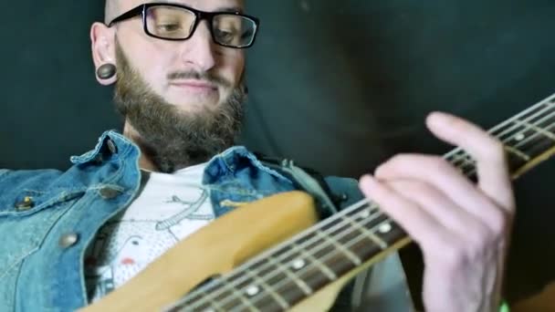 Musician playing acoustic guitar — Stock Video