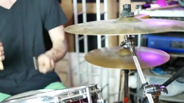 Il joue de la batterie en studio. Concept de tambour rock — Video