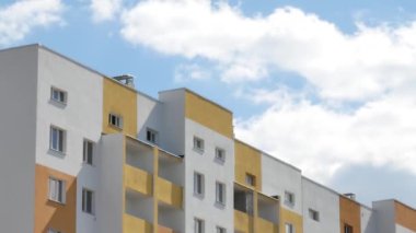 Mavi gökyüzü arka plan üzerinde bina gökdelen