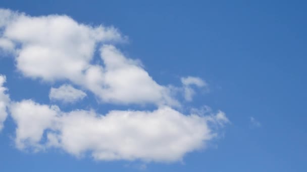 Modrá obloha s mraky pozadí — Stock video