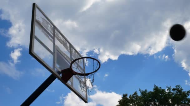 Баскетбольное кольцо на арене уличного баскетбола — стоковое видео