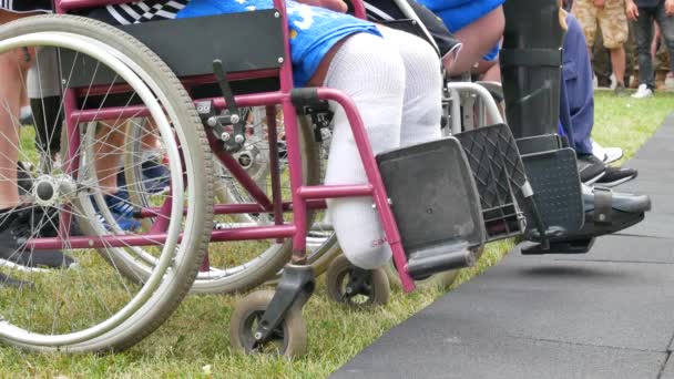 Váleční veteráni bez nohou postižených na invalidním vozíku venkovní — Stock video