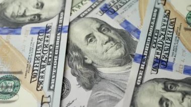 Yüz dolar.