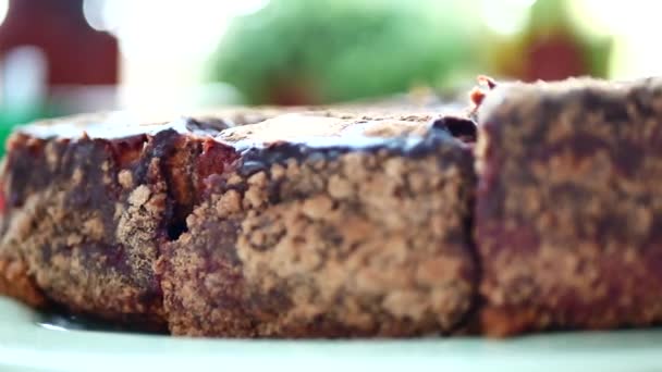 Tablo arka plan üzerinde lezzetli çikolatalı pasta dilimlenmiş — Stok video