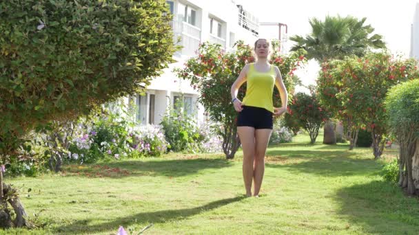 Frau auf einer Yogamatte zum Entspannen im Park — Stockvideo