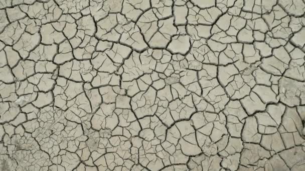 Концепция жажды и теплового удара на сухой земле в сухой горячей пустыне — стоковое видео
