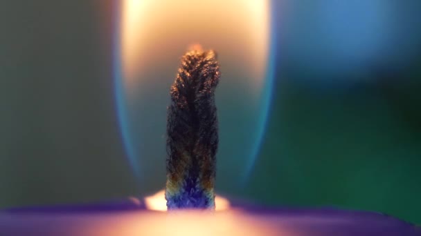 Candeliere su candele blu stanno bruciando — Video Stock