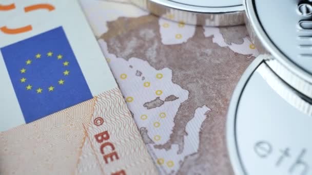 Ethereum ETH monedas que giran en billetes de euro — Vídeos de Stock