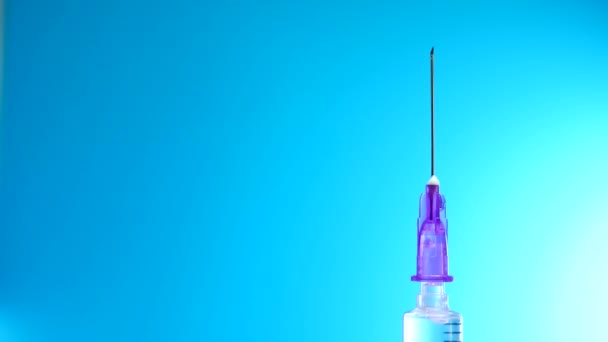 Jeringa aguja medicina con líquido medicamento gota — Vídeos de Stock