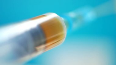 Yeşil veya mavi bir arka plan üzerine el doktor iğne ile tıbbi şırınga