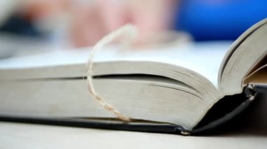 Kadının elleri açık tablo ve bul bilgi kitap