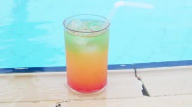 Yüzme Havuzu tatil yakınındaki çok renkli kokteyl