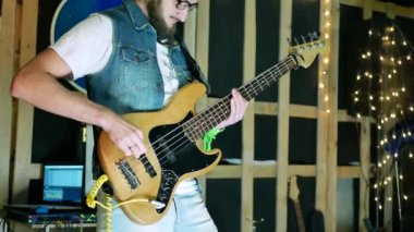 Akustik gitar çalan müzisyen.