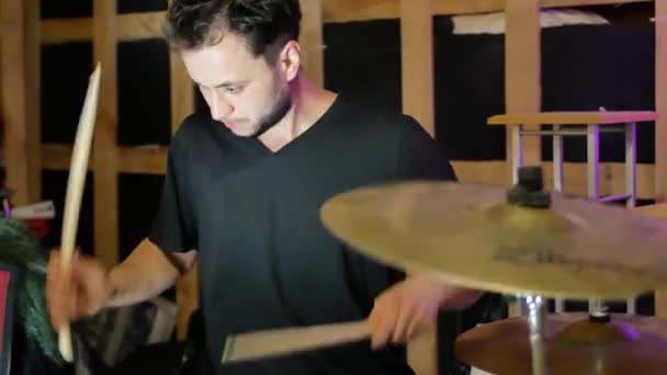 Il joue de la batterie en studio. Concept de tambour rock — Video