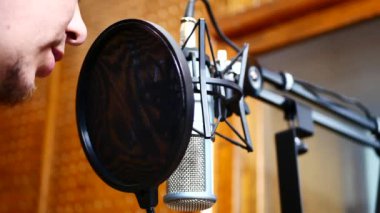 Yakışıklı, mutlu radyo sunucusu stüdyoda ılımlı.